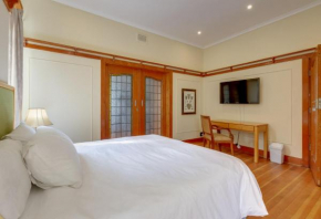 51 on York Unit 1 with PRIVATE Bathroom
